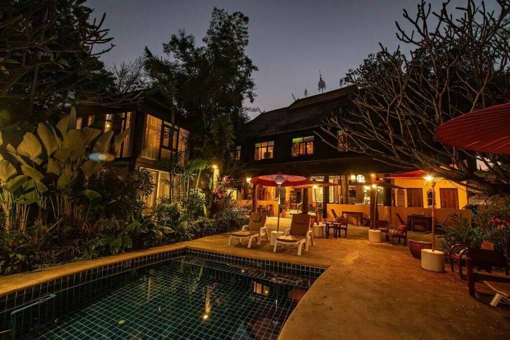 chiangmai retirement home swimming pool night Vergleichsplattform Thailand für nützliche Informationen